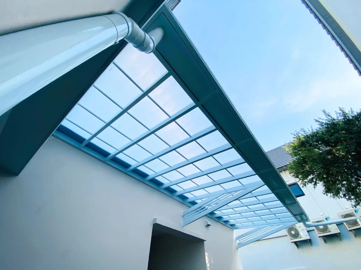 กันสาดโปร่งแสงสวยงาม